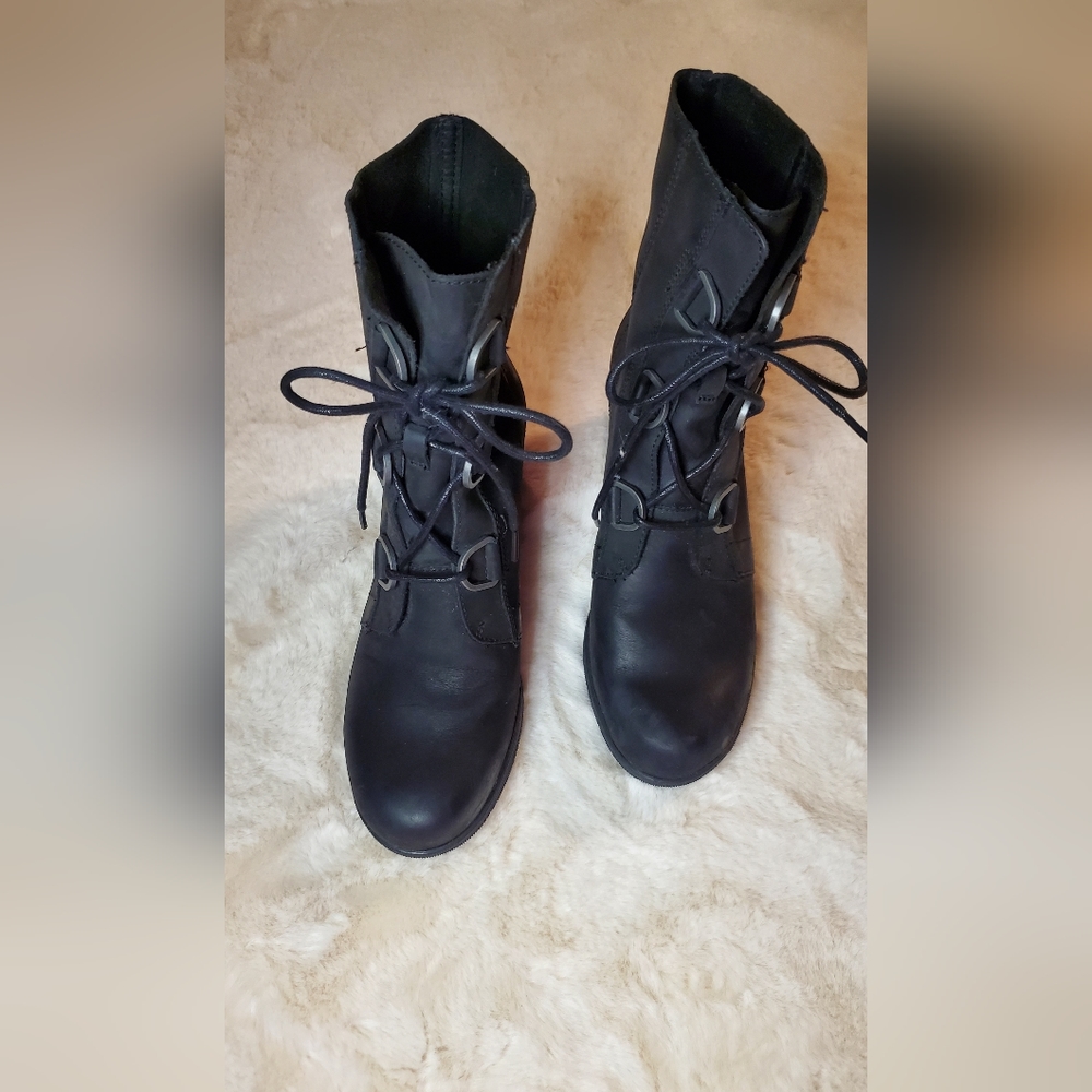 Sorel black leather wedge lace up boots Waterproof Size 9 Excellant Condition